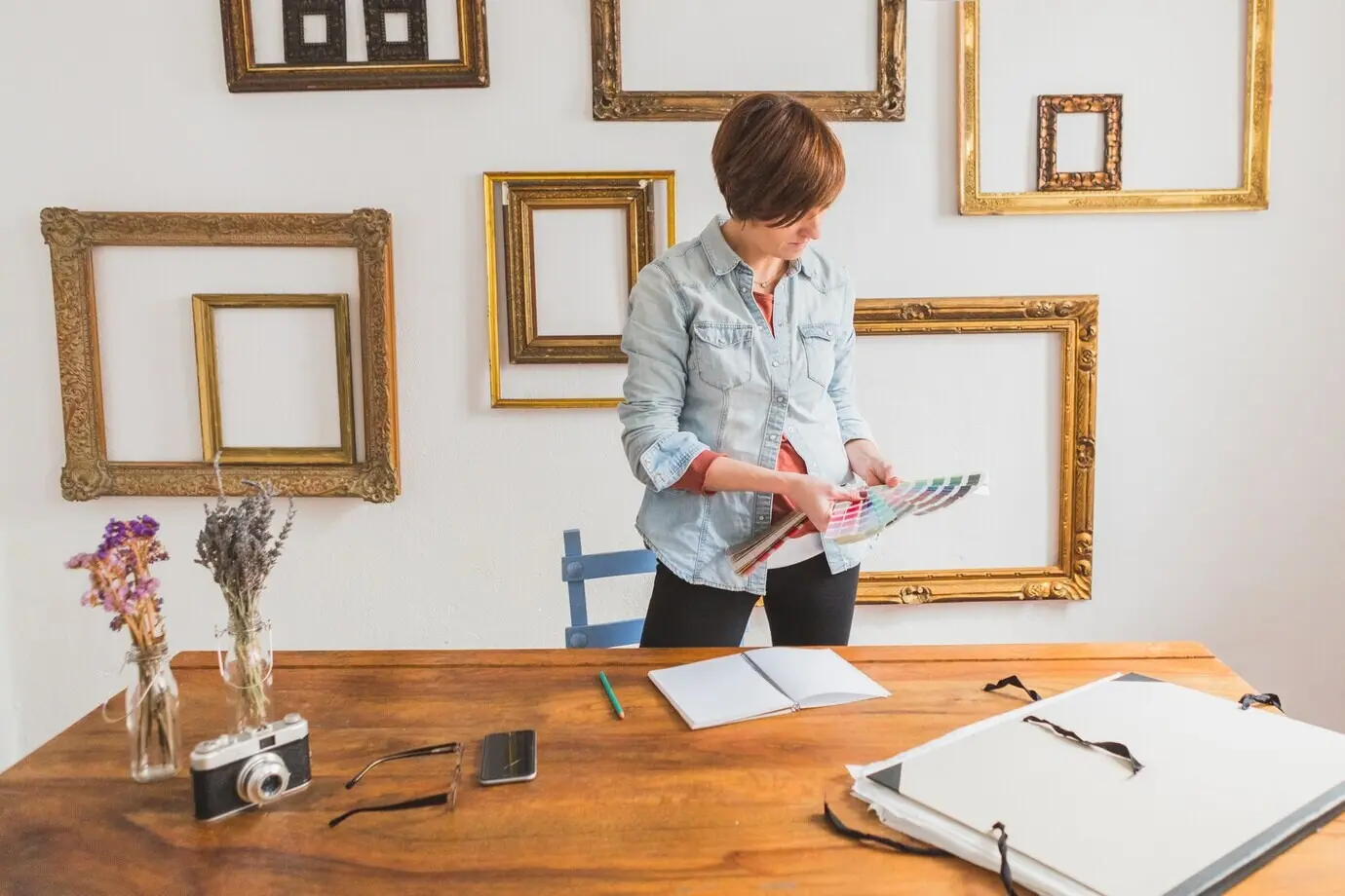 Eine Frau betrachtet verschiedene Farben der Palette.